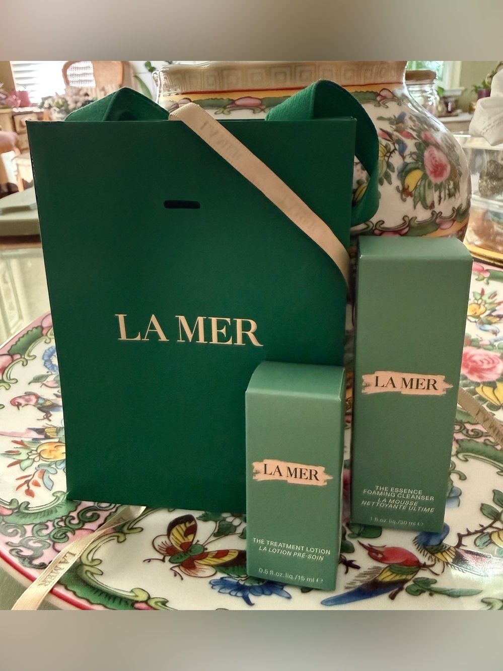 LA MER Travel Size Set: Essence Foaming Cleanser + Treatment Lotion